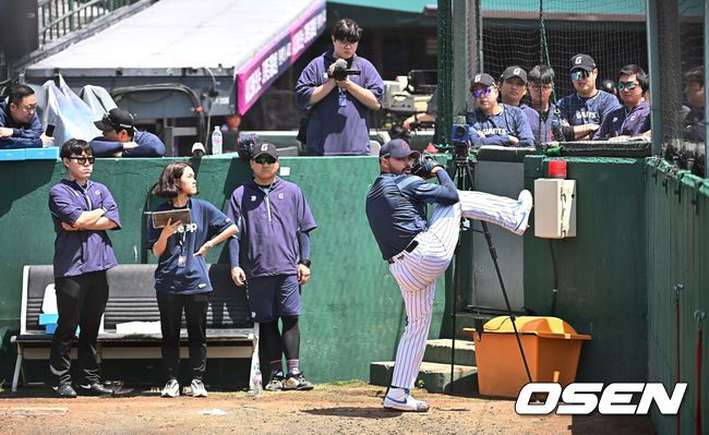 [OSEN=부산, 이석우 기자] 18일 부산 사직야구장에서 2025 신한 SOL 뱅크 KBO 리그 롯데 자이언츠와 삼성 라이온즈의 경기가 열린다. 홈팀 롯데는 데이비슨, 방문팀 삼성은 이승현이 선발 출전한다.롯데 자이언츠 새 외국인 투수 감보아가 불펜에서 투구를 선보이고 있다. 2025.05.18 / foto0307@osen.co.kr
