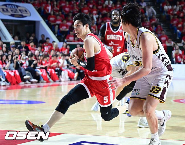 [OSEN=잠실학생체, 최규한 기자] 17일 오후 서울 잠실학생체육관에서 ‘2024-2025 KCC 프로농구’ 챔피언결정 7차전 서울 SK와 창원 LG의 경기가 열렸다.챔프 6차전까지 양 팀은 3승 3패로 팽팽하게 맞섰다. SK는 사상 첫 챔프전 리버스 스윕으로 통합 우승을, LG는 창단 첫 챔프전 우승을 노린다.3쿼터, SK 김선형이 돌파를 펼치고 있다. 2025.05.17 / dreamer@osen.co.kr