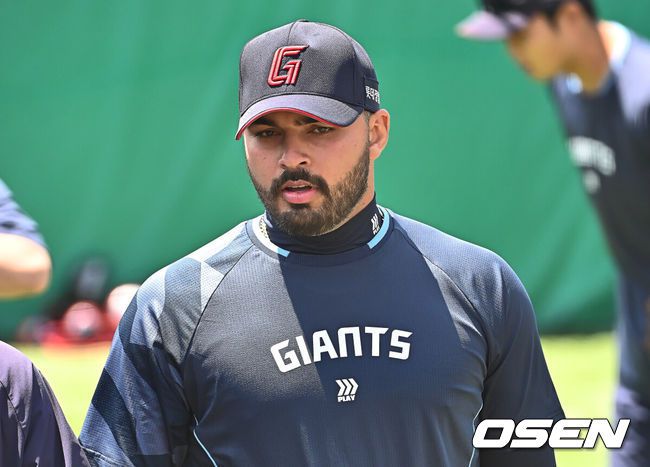 [OSEN=부산, 이석우 기자] 18일 부산 사직야구장에서 2025 신한 SOL 뱅크 KBO 리그 롯데 자이언츠와 삼성 라이온즈의 경기가 열린다. 홈팀 롯데는 데이비슨, 방문팀 삼성은 이승현이 선발 출전한다.롯데 자이언츠 새 외국인 투수 감보아가 불펜에서 투구를 마치고 얘기하고 있다. 2025.05.18 / foto0307@osen.co.kr