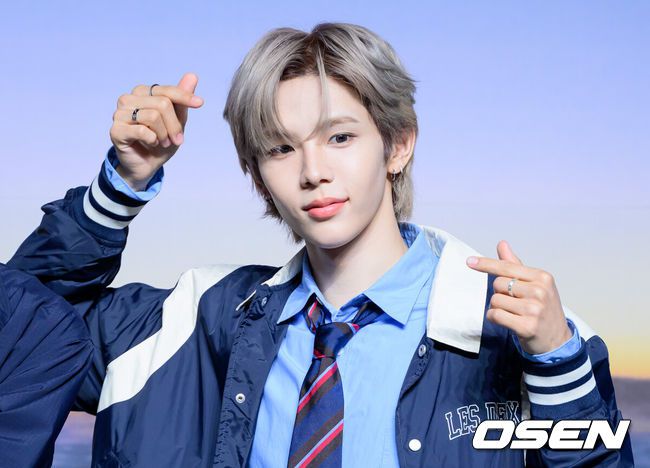 [OSEN=이대선 기자] 19일 서울 용산구 블루스퀘어 SOL트래블홀에서 그룹 라이즈 정규 1집 ‘ODYSSEY’ 미디어 쇼케이스가 열렸다.라이즈의 정체성을 확고히 하는 이번 앨범은 독자적 장르 ‘이모셔널 팝’을 담은 10개 트랙으로 구성되어 있으며, 19일 오후 6시 각종 음악 사이트에서 음원이 공개된다.라이즈 쇼타로가 포토타임을 가지고 있다. 2025.05.19 /sunday@osen.co.kr