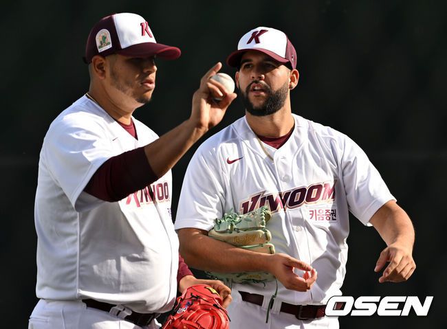 2024시즌 키움 히어로즈에서 함께 뛴 후라도와 헤이수스. / OSEN DB