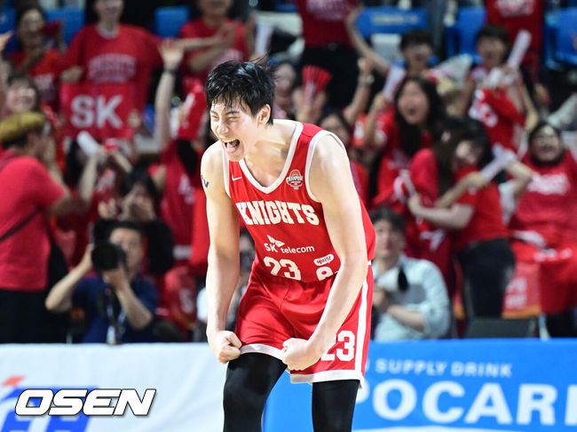 [OSEN=잠실학생체, 최규한 기자] 17일 오후 서울 잠실학생체육관에서 ‘2024-2025 KCC 프로농구’ 챔피언결정 7차전 서울 SK와 창원 LG의 경기가 열렸다.챔프 6차전까지 양 팀은 3승 3패로 팽팽하게 맞섰다. SK는 사상 첫 챔프전 리버스 스윕으로 통합 우승을, LG는 창단 첫 챔프전 우승을 노린다.4쿼터, SK 김형빈이 득점에 기뻐하고 있다. 2025.05.17 / dreamer@osen.co.kr