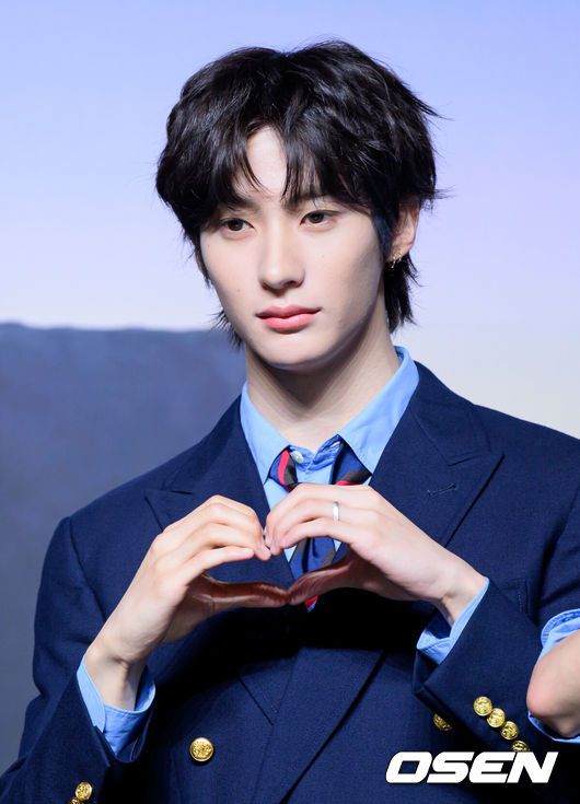 [OSEN=이대선 기자] 19일 서울 용산구 블루스퀘어 SOL트래블홀에서 그룹 라이즈 정규 1집 ‘ODYSSEY’ 미디어 쇼케이스가 열렸다.라이즈의 정체성을 확고히 하는 이번 앨범은 독자적 장르 ‘이모셔널 팝’을 담은 10개 트랙으로 구성되어 있으며, 19일 오후 6시 각종 음악 사이트에서 음원이 공개된다.라이즈 앤톤이 포토타임을 가지고 있다. 2025.05.19 /sunday@osen.co.kr