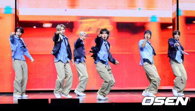 [OSEN=이대선 기자] 19일 서울 용산구 블루스퀘어 SOL트래블홀에서 그룹 라이즈 정규 1집 ‘ODYSSEY’ 미디어 쇼케이스가 열렸다.라이즈의 정체성을 확고히 하는 이번 앨범은 독자적 장르 ‘이모셔널 팝’을 담은 10개 트랙으로 구성되어 있으며, 19일 오후 6시 각종 음악 사이트에서 음원이 공개된다.라이즈가 신곡 무대를 선보이고 있다. 2025.05.19 /sunday@osen.co.kr