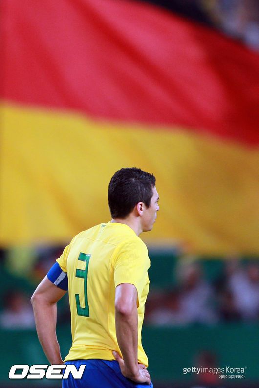 STUTTGART, GERMANY - AUGUST 10: during the International Friendly match between Germany and Brazil at Mercedes-Benz Arena on August 10, 2011 in Stuttgart, Germany. (Photo by Christof Koepsel/Bongarts/Getty Images)