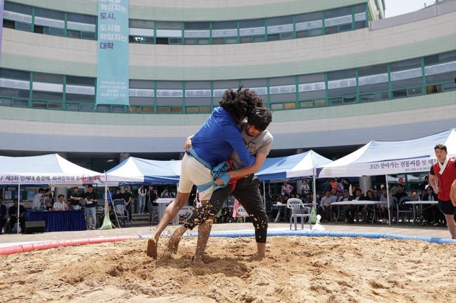 대한씨름협회는 20일 인제대 김해캠퍼스 늘빛관 앞마당 특설 씨름장에서 「2025 찾아가는 전통씨름」 의 첫 번째 행사로 ‘제3회 인제대 총장배 외국인학생 장사씨름대회’를 성공적으로 개최했다. / 대한씨름협회