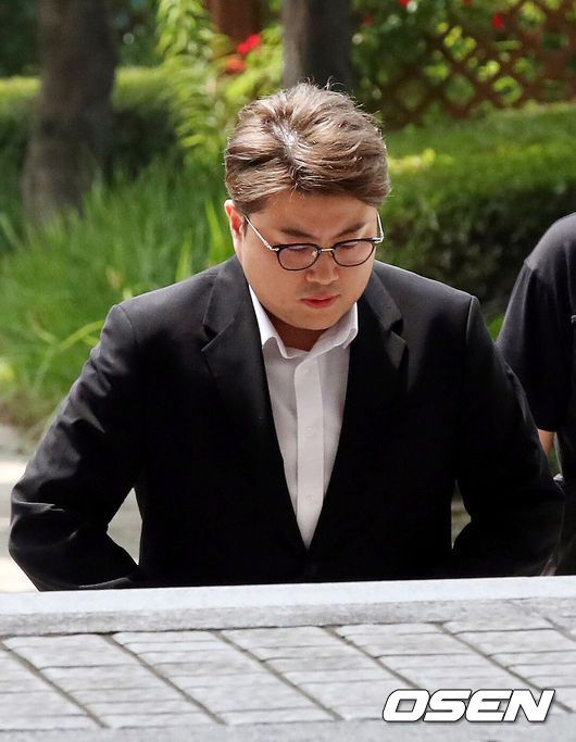 [OSEN=민경훈 기자] '음주 뺑소니' 혐의로 구속영장이 청구된 가수 김호중이24일 서울중앙지법에서 구속 전 피의자 심문(영장실질심사)을 가졌다.검찰은 전날 경찰의 신청에 따라 김호중에 대해 특정범죄가중처벌법상 위험운전치상, 도주치상 등 혐의로 구속영장을 청구했다. 그의 소속사 대표와 전 본부장에 대해서도 구속영장이 청구됐다.가수 김호중이 고개를 숙인채 출석하고 있다. 2024.05.24 /rumi@osen.co.kr