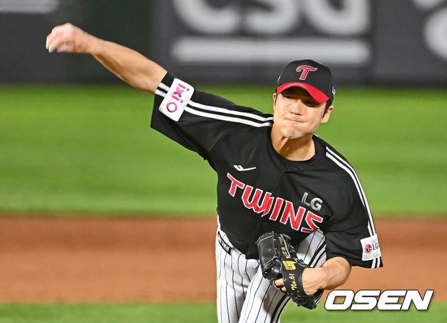 [OSEN=부산, 이석우 기자] 20일 부산 사직야구장에서 2025 신한 SOL 뱅크 KBO 리그 롯데 자이언츠와 LG 트윈스의 경기가 열렸다. 홈팀 롯데는 윤성빈, 방문팀 LG는 송승기가 선발 출전했다.LG 트윈스 백승현이 역투하고 있다. 2025.05.20 / foto0307@osen.co.kr