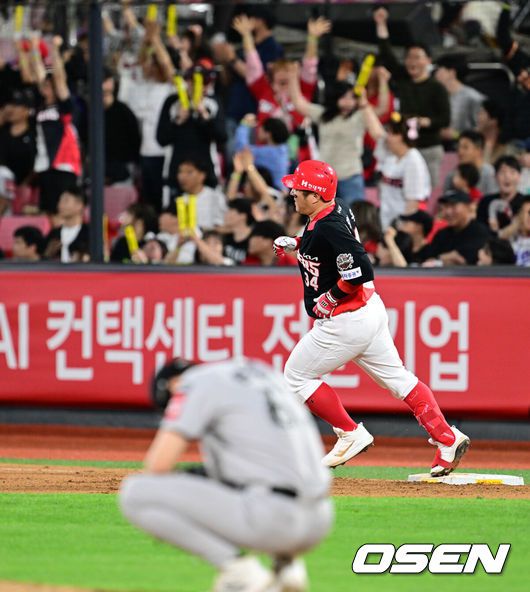 [OSEN=수원, 조은정 기자]20일 오후 수원 KT위즈파크에서 2025 신한 SOL Bank KBO리그 KT 위즈와 KIA 타이거즈의 경기가 열렸다.이날 홈팀 KT는 조이현을, 방문팀 KIA는 윤영철을 선발투수로 내세웠다.6회초 2사 2루 KIA 최형우가 우중월 투런 홈런을 날린 뒤 베이스를 돌고 있다. 2025.05.20 /cej@osen.co.kr