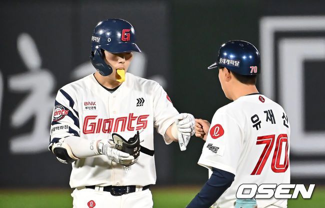 [OSEN=부산, 이석우 기자] 20일 부산 사직야구장에서 2025 신한 SOL 뱅크 KBO 리그 롯데 자이언츠와 LG 트윈스의 경기가 열렸다. 홈팀 롯데는 윤성빈, 방문팀 LG는 송승기가 선발 출전했다.롯데 자이언츠 고승민이 6회말 무사 2,3루 좌중간 2타점 2루타를 치고 하이파이브를 하고 있다. 2025.05.20 / foto0307@osen.co.kr