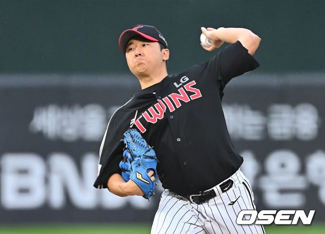 [OSEN=부산, 이석우 기자] 20일 부산 사직야구장에서 2025 신한 SOL 뱅크 KBO 리그 롯데 자이언츠와 LG 트윈스의 경기가 열렸다. 홈팀 롯데는 윤성빈, 방문팀 LG는 송승기가 선발 출전했다.LG 트윈스 선발 투수 송승기가 역투하고 있다. 2025.05.20 / foto0307@osen.co.kr
