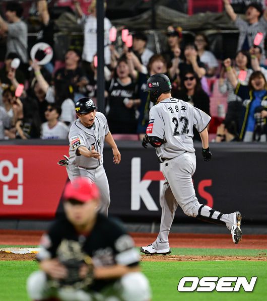 [OSEN=수원, 조은정 기자]20일 오후 수원 KT위즈파크에서 2025 신한 SOL Bank KBO리그 KT 위즈와 KIA 타이거즈의 경기가 열렸다.이날 홈팀 KT는 조이현을, 방문팀 KIA는 윤영철을 선발투수로 내세웠다.5회말 1사 1루 KT 장성우가 앞서가는 좌월 투런 홈런을 날린 뒤 베이스를 돌고 있다. 2025.05.20 /cej@osen.co.kr