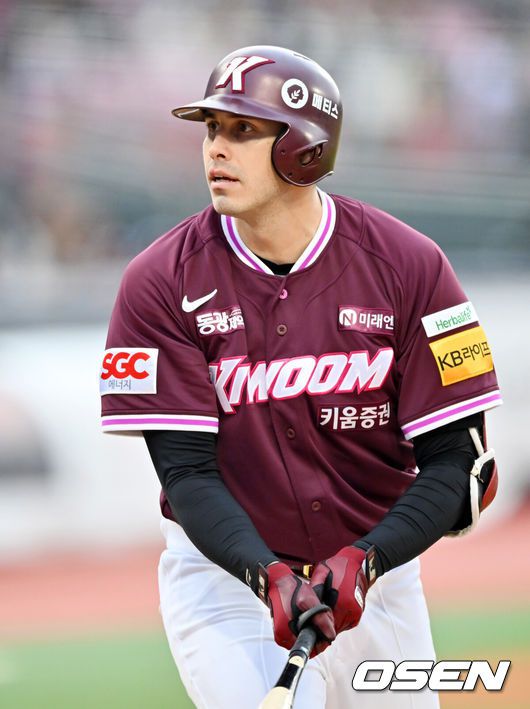 [OSEN=수원, 민경훈 기자] 3일 오후 수원 KT위즈파크에서 ‘2025 신한 SOL Bank KBO리그’ KT 위즈와 키움 히어로즈의 경기가 열렸다.홈팀 KT는 오원석, 원정팀 키움은 하영민을 선발로 내세웠다. 1회초 1사 주자 1루 키움 카디네스가 타석에서 헛스윙 삼진아웃을 당하며 당황하고 있다. 2025.05.03 / rumi@osen.co.kr