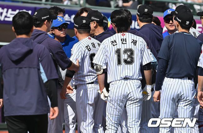 [OSEN=부산, 이석우 기자] 18일 부산 사직야구장에서 2025 신한 SOL 뱅크 KBO 리그 롯데 자이언츠와 삼성 라이온즈의 경기가 열렸다. 홈팀 롯데는 데이비슨, 방문팀 삼성은 이승현이 선발 출전했다.롯데 자이언츠 김태형 감독과 선수들이 5회말 2사 윤동희의 머리로 향한 삼성 라이온즈 양창섭의 투구에 벤치 클리어링을 하고 있다. 2025.05.18 / foto0307@osen.co.kr