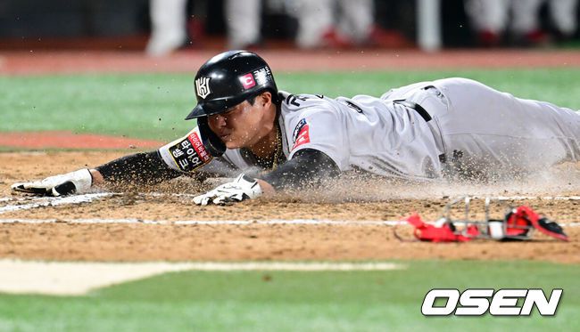 [OSEN=수원, 조은정 기자]21일 오후 수원 KT위즈파크에서 2025 신한 SOL Bank KBO리그 KT 위즈와 KIA 타이거즈의 경기가 열렸다.이날 홈팀 KT는 고영표를, 방문팀 KIA는 올러를 선발투수로 내세웠다6회말 2사 1루 KT 권동진이 황재균의 1타점 2루타에 득점을 올리고 있다. 2025.05.21 /