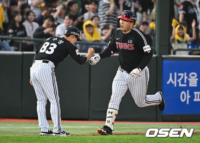 [OSEN=부산, 이석우 기자] 21일 부산 사직야구장에서 2025 신한 SOL 뱅크 KBO 리그 롯데 자이언츠와 LG 트윈스의 경기가 열렸다. 홈팀 롯데는 나균안이, 방문팀 LG는 임찬규가 선발 출전했다.LG 트윈스 김현수가 2회초 2사 우월 솔로 홈런을 치고 하이파이브를 하고 있다. 2025.05.21 / foto0307@osen.co.kr