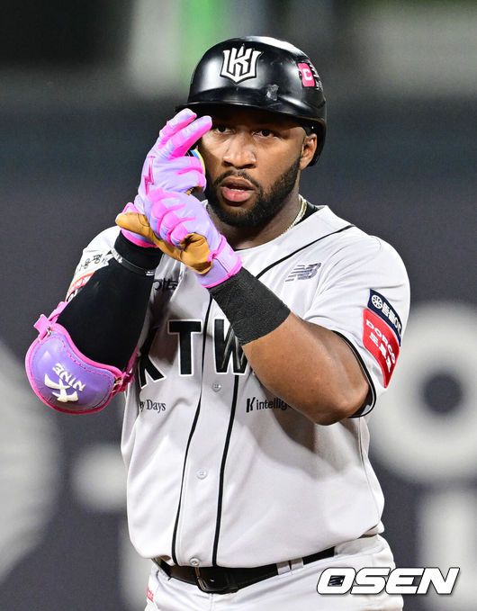 [OSEN=수원, 조은정 기자]21일 오후 수원 KT위즈파크에서 2025 신한 SOL Bank KBO리그 KT 위즈와 KIA 타이거즈의 경기가 열렸다.이날 홈팀 KT는 고영표를, 방문팀 KIA는 올러를 선발투수로 내세웠다7회말 2사 KT 로하스가 2루타를 날린 뒤 세리머니를 하고 있다. 2025.05.21 /cej@osen.co.kr