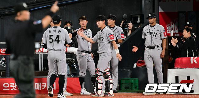 [OSEN=수원, 조은정 기자]20일 오후 수원 KT위즈파크에서 2025 신한 SOL Bank KBO리그 KT 위즈와 KIA 타이거즈의 경기가 열렸다.이날 홈팀 KT는 조이현을, 방문팀 KIA는 윤영철을 선발투수로 내세웠다.6회초 1사 2루 KT 조이현이 교체되고 있다. 2025.05.20 /cej@osen.co.kr