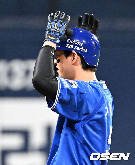 [OSEN=고척, 이대선 기자] 20일 오후 서울 고척스카이돔에서 2025 신한 SOL Bank KBO리그 키움 히어로즈와 삼성 라이온즈의 경기가 열렸다.키움은 로젠버그, 삼성은 원태인을 선발 투수로 내세웠다.11회초 2사 만루에서 삼성 구자욱이 좌중간 싹쓸이 적시 2루타를 치고 환호하고 있다. 2025.05.20 /sunday@osen.co.kr