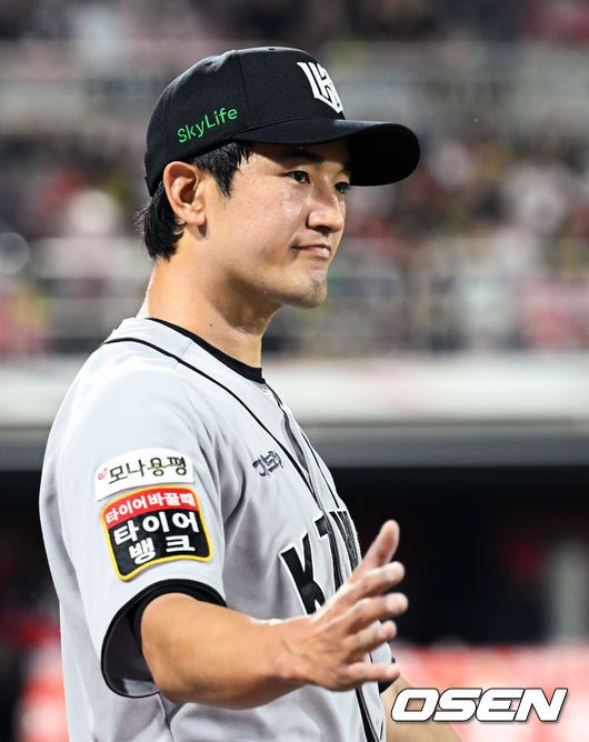 [OSEN=수원, 조은정 기자]21일 오후 수원 KT위즈파크에서 2025 신한 SOL Bank KBO리그 KT 위즈와 KIA 타이거즈의 경기가 열렸다.이날 홈팀 KT는 고영표를, 방문팀 KIA는 올러를 선발투수로 내세웠다6회초 이닝을 마친 KT 선발 고영표가 야수진을 맞이하고 있다. 2025.05.21 /cej@osen.co.kr