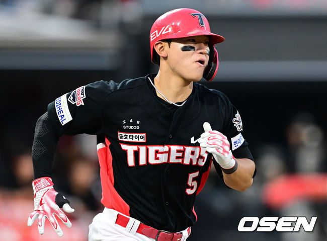 [OSEN=수원, 조은정 기자]21일 오후 수원 KT위즈파크에서 2025 신한 SOL Bank KBO리그 KT 위즈와 KIA 타이거즈의 경기가 열렸다.이날 홈팀 KT는 고영표를, 방문팀 KIA는 올러를 선발투수로 내세웠다3회초 1사 3루 KIA 김도영이 1타점 희생타를 날리고 있다. 2025.05.21 /cej@osen.co.kr