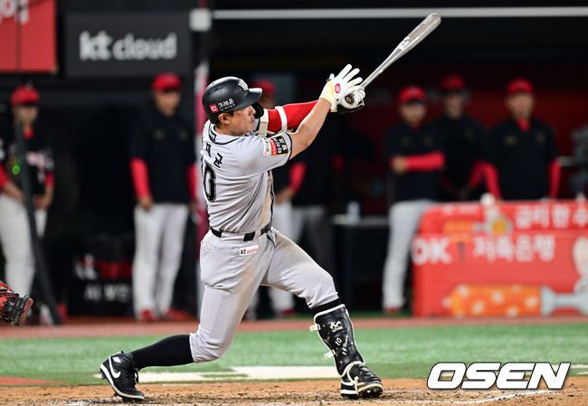 [OSEN=수원, 조은정 기자]21일 오후 수원 KT위즈파크에서 2025 신한 SOL Bank KBO리그 KT 위즈와 KIA 타이거즈의 경기가 열렸다.이날 홈팀 KT는 고영표를, 방문팀 KIA는 올러를 선발투수로 내세웠다6회말 2사 1루 KT 황재균이 1타점 2루타를 날리고 있다. 2025.05.21 /cej@osen.co.kr