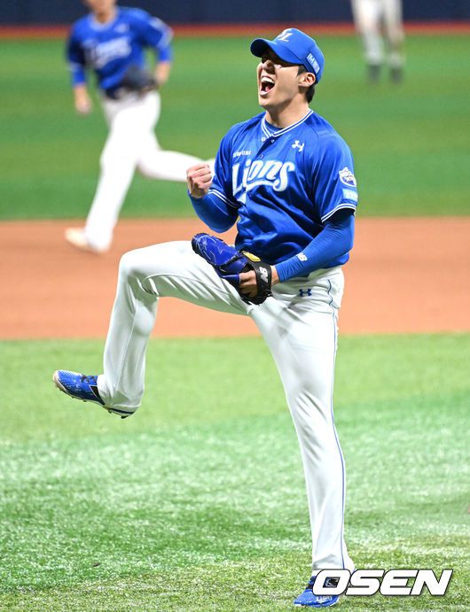 [OSEN=고척, 이대선 기자] 20일 오후 서울 고척스카이돔에서 2025 신한 SOL Bank KBO리그 키움 히어로즈와 삼성 라이온즈의 경기가 열렸다.키움은 로젠버그, 삼성은 원태인을 선발 투수로 내세웠다.8회말 1사 만루에서 삼성 원태인이 키움 카디네스를 병살타로 처리하고 환호하고 있다. 2025.05.20 /sunday@osen.co.kr