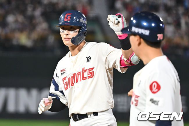 [OSEN=부산, 이석우 기자] 21일 부산 사직야구장에서 2025 신한 SOL 뱅크 KBO 리그 롯데 자이언츠와 LG 트윈스의 경기가 열렸다. 홈팀 롯데는 나균안이, 방문팀 LG는 임찬규가 선발 출전했다.롯데 자이언츠 윤동희가 5회말 2사 1,2루 중견수 앞 1타점 적시타를 치고 하이파이브를 하고 있다. 2025.05.21 / foto0307@osen.co.kr