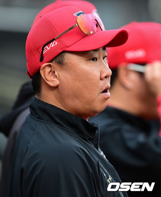 [OSEN=수원, 조은정 기자]20일 오후 수원 KT위즈파크에서 2025 신한 SOL Bank KBO리그 KT 위즈와 KIA 타이거즈의 경기가 열렸다.이날 홈팀 KT는 조이현을, 방문팀 KIA는 윤영철을 선발투수로 내세웠다.KIA 이범호 감독에 경기 전 도열하고 있다. 2025.05.20