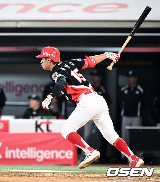 [OSEN=수원, 이대선 기자] 22일 오후 수원 KT위즈파크에서 2025 신한 SOL Bank KBO리그 KT 위즈와 KIA 타이거즈의 경기가 열렸다.KT는 쿠에바스, KIA는 양현종을 선발투수로 내세웠다5회초 2사 1,2루에서 KIA 박정우가 우전 적시타를 치고 있다. 2025.05.22