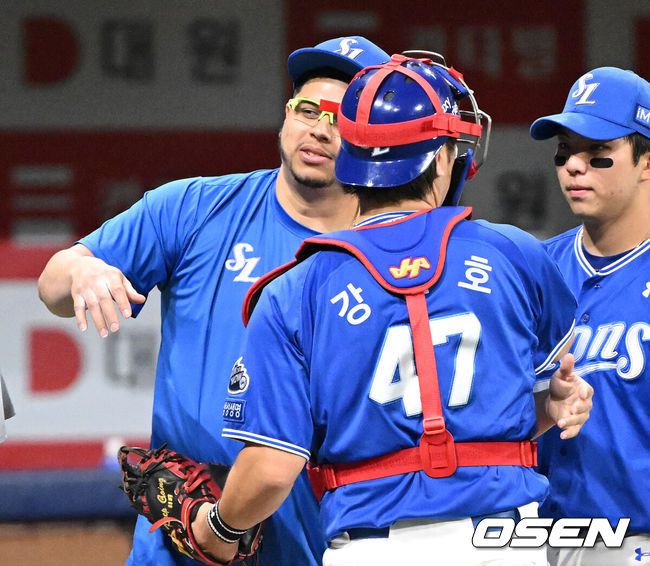 [OSEN=고척, 이대선 기자] 프로야구 삼성 라이온즈가 투수들의 호투에 힘입어 2연승을 질주했다.삼성은 21일 서울 고척스카이돔에서 열린 ‘2025 신한은행 SOL Bank KBO리그’ 키움 히어로즈와의 경기에서 6-1로 승리했다. 이날 승리로 3연패 후 2연승을 기록하는데 성공한 삼성은 주중 3연전 위닝시리즈를 확보했다.경기 종료 후 삼성 후라도가 강민호와 승리의 기쁨을 나누고 있다. 2025.05.21 /sunday@osen.co.kr