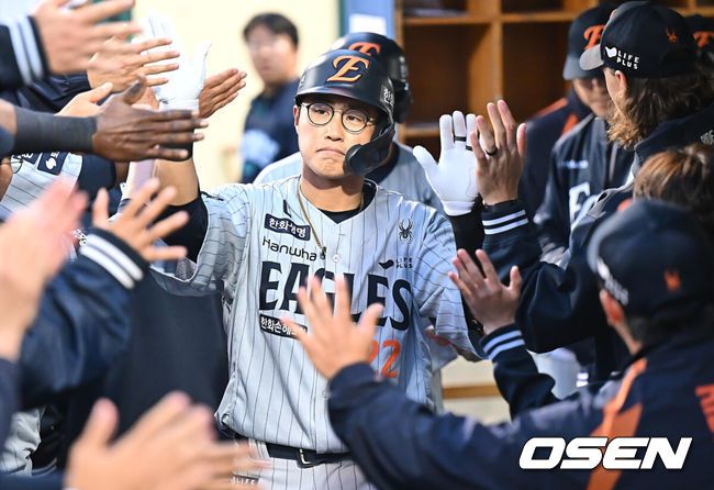 [OSEN=울산, 이석우 기자] 22일 울산 문수야구장에서 2025 신한 SOL 뱅크 KBO 리그 NC 다이노스와 한화 이글스의 경기가 열렸다. 홈팀 NC는 김녹원이, 방문팀 한화는 폰세가 선발로 나섰다.한화 이글스 채은성이 2회초 무사 1루 좌월 2점 홈런을 치고 하이파이브를 하고 있다. 2025.05.22 / foto0307@osen.co.kr