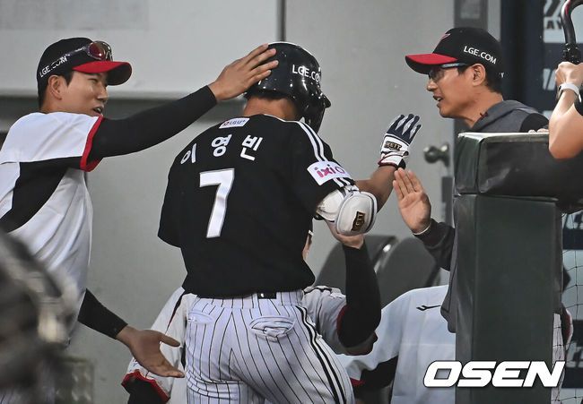 [OSEN=부산, 이석우 기자] 21일 부산 사직야구장에서 2025 신한 SOL 뱅크 KBO 리그 롯데 자이언츠와 LG 트윈스의 경기가 열렸다. 홈팀 롯데는 나균안이, 방문팀 LG는 임찬규가 선발 출전했다.LG 트윈스 이영빈이 2회초 1사 우월 솔로 홈런을 치고 하이파이브를 하고 있다. 2025.05.21 / foto0307@osen.co.kr