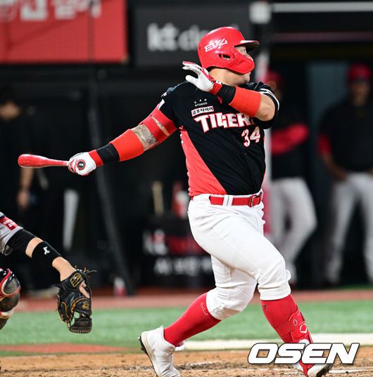 [OSEN=수원, 조은정 기자]21일 오후 수원 KT위즈파크에서 2025 신한 SOL Bank KBO리그 KT 위즈와 KIA 타이거즈의 경기가 열렸다.이날 홈팀 KT는 고영표를, 방문팀 KIA는 올러를 선발투수로 내세웠다5회초 1사 1루 KIA 최형우가 2루타를 날리고 있다. 2025.05.21 /cej@osen.co.kr