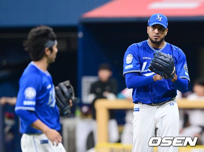 [OSEN=고척, 김성락 기자] 22일 오후 서울 고척스카이돔에서 2025 신한 SOL Bank KBO리그 키움 히어로즈와 삼성 라이온즈의 경기가 열렸다.키움은 김연주, 삼성은 레예스를 선발 투수로 내세웠다.5회말 2사 삼성 례에스가 키움 이주형의 땅볼 때 호수비를 펼친 삼성 유격수 이재현에게 박수를 보내고 있다. 2025.05.22 / ksl0919@osen.co.kr