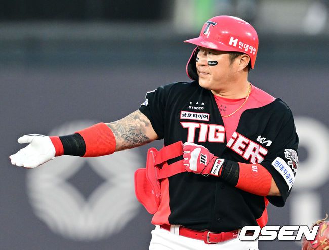 [OSEN=수원, 조은정 기자]21일 오후 수원 KT위즈파크에서 2025 신한 SOL Bank KBO리그 KT 위즈와 KIA 타이거즈의 경기가 열렸다.이날 홈팀 KT는 고영표를, 방문팀 KIA는 올러를 선발투수로 내세웠다3회초 2사 KIA 최형우가 2루타를 날린 뒤 세리머니를 하고 있다. 2025.05.21 /