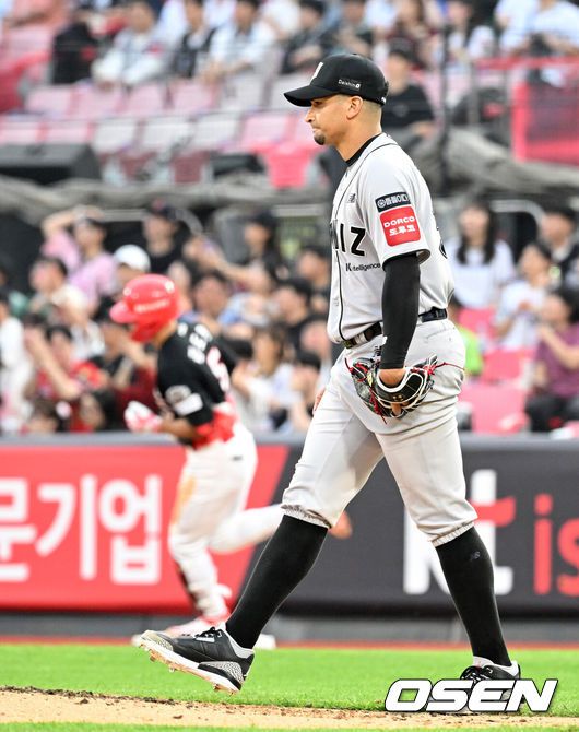 [OSEN=수원, 이대선 기자] 22일 오후 수원 KT위즈파크에서 2025 신한 SOL Bank KBO리그 KT 위즈와 KIA 타이거즈의 경기가 열렸다.KT는 쿠에바스, KIA는 양현종을 선발투수로 내세웠다3회초 무사에서 KIA 김도영에게 좌중월 솔로 홈런을 허용한 KT 쿠에바스가 아쉬워하고 있다. 2025.05.22 /sunday@osen.co.kr