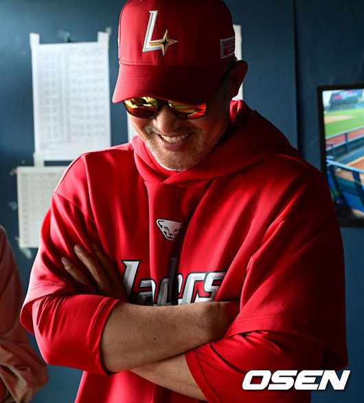 [OSEN=잠실, 지형준 기자] 21일 오후 서울 잠실구장에서 2025 신한 SOL Bank KBO리그 두산 베어스와 SSG 랜더스의 경기가 열렸다.이날 두산은 데뷔전을 갖는 신인 투수 최민석을, SSG는 우완 드류 앤더슨을 선발로 내세웠다.경기에 앞서 SSG 이숭용 감독이 취재진과 이야기를 나누며 미소짓고 있다. 2025.05.21 /jpnews@osen.co.kr