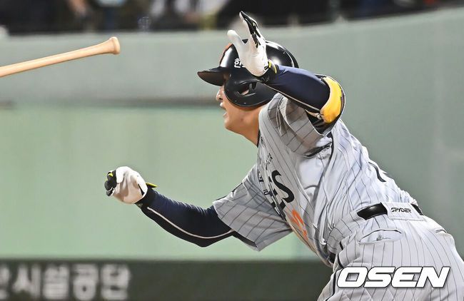 [OSEN=울산, 이석우 기자] 22일 울산 문수야구장에서 2025 신한 SOL 뱅크 KBO 리그 NC 다이노스와 한화 이글스의 경기가 열렸다. 홈팀 NC는 김녹원이, 방문팀 한화는 폰세가 선발로 나섰다.한화 이글스 이진영이 6회초 1사 만루 1타점 2루수 땅볼을 치고 있다. 2025.05.22 / foto0307@osen.co.kr