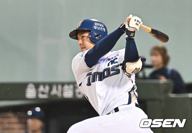 [OSEN=울산, 이석우 기자] 22일 울산 문수야구장에서 2025 신한 SOL 뱅크 KBO 리그 NC 다이노스와 한화 이글스의 경기가 열렸다. 홈팀 NC는 김녹원이, 방문팀 한화는 폰세가 선발로 나섰다.NC 다이노스 김휘집이 6회말 2사 2,3루 유격수 왼쪽 1타점 내야 안타를 치고 있다. 2025.05.22 / foto0307@osen.co.kr