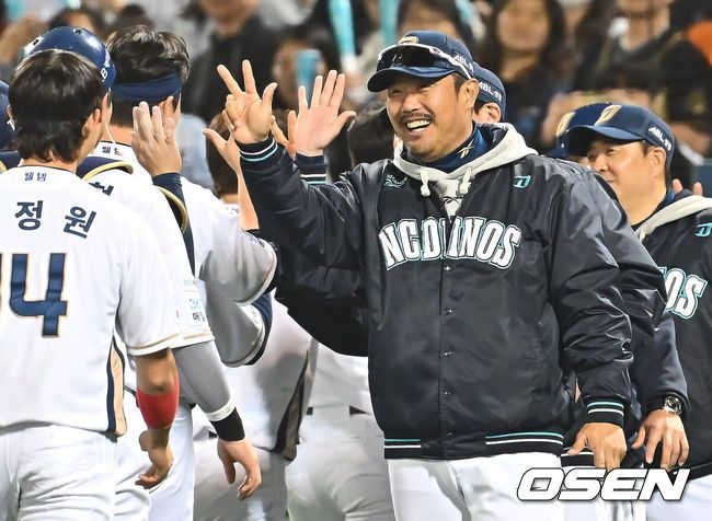 [OSEN=울산, 이석우 기자] 22일 울산 문수야구장에서 2025 신한 SOL 뱅크 KBO 리그 NC 다이노스와 한화 이글스의 경기가 열렸다. 홈팀 NC는 김녹원이, 방문팀 한화는 폰세가 선발로 나섰다.NC 다이노스 이호준 감독과 코치들이 한화 이글스에 4-3으로 승리한 후 선수들에게 축하를 하고 있다. 2025.05.22 / foto0307@osen.co.kr