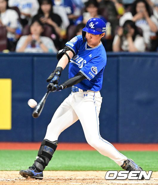 [OSEN=고척, 김성락 기자] 22일 오후 서울 고척스카이돔에서 2025 신한 SOL Bank KBO리그 키움 히어로즈와 삼성 라이온즈의 경기가 열렸다.키움은 김연주, 삼성은 레예스를 선발 투수로 내세웠다.8회초 2사 2루 삼성 구자욱이 선취 2점 홈런을 날리고 있다. 2025.05.22 / ksl0919@osen.co.kr