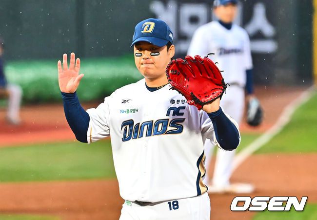 [OSEN=부산, 이석우 기자] 12일 부산 사직야구장에서 2025 신한 SOL 뱅크 KBO 리그 롯데 자이언츠와 NC 다이노스의 경기가 열렸다. 주말 3연전 동안 NC 다이노스가 창원NC파크 대신 사직야구장을 홈구장으로 사용한다. 홈팀 NC는 신민혁, 방문팀 롯데는 데이비슨이 선발 출전했다.NC 다이노스 신민혁이 5회초 무사 1루 롯데 자이언츠 황성빈 타석때 폭투를 던지고 아쉬워하고 있다. 2025.04.12 / foto0307@osen.co.kr