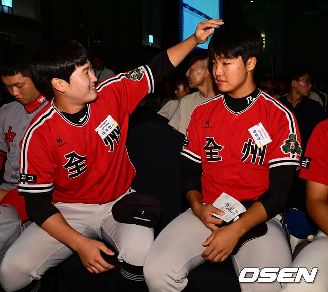 전주고 시절 이호민(왼쪽)과 정우주./OSEN DB