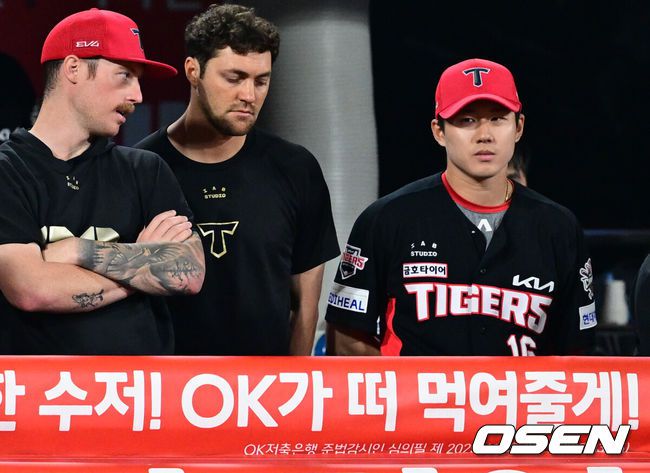 [OSEN=수원, 조은정 기자]KT가 고영표의 퀄리티스타트 플러스 명품투를 앞세워 5할 승률을 회복했다. 1회말 발생한 KIA 최원준의 포구 실책에 양 팀의 희비가 엇갈렸다.프로야구 KT 위즈는 21일 수원KT위즈파크에서 열린 2025 신한 SOL뱅크 KBO리그 KIA 타이거즈와의 시즌 5차전에서 3-1로 승리했다.9회초 KIA 최원준(오른쪽)이 경기를 지켜보고 있다. 2025.05.21 /cej@osen.co.kr