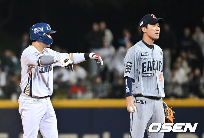 [OSEN=울산, 이석우 기자] 22일 울산 문수야구장에서 2025 신한 SOL 뱅크 KBO 리그 NC 다이노스와 한화 이글스의 경기가 열렸다. 홈팀 NC는 김녹원이, 방문팀 한화는 폰세가 선발로 나섰다.NC 다이노스 박세혁이 6회말 2사 1,2루 좌익수 왼쪽 동점 1타점 적시타를 치고 세리머니를 하고 있다. 2025.05.22 / foto0307@osen.co.kr