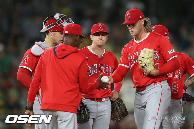 [사진] LA 에인절스 숀 앤더슨(오른쪽)이 론 워싱턴 감독에게 공을 넘기며 교체되고 있다. ⓒGettyimages(무단전재 및 재배포 금지)