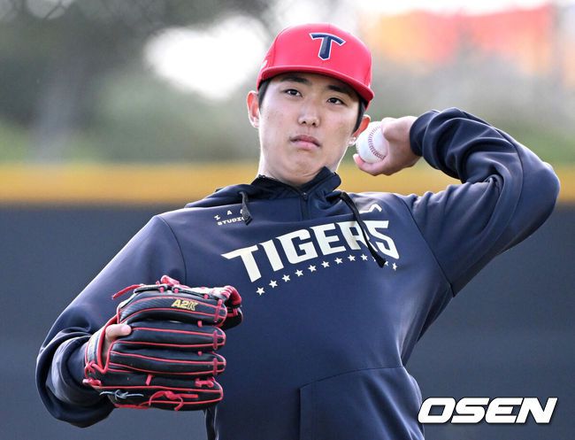 [OSEN=어바인(미국), 이대선 기자] 11일(한국시간) 미국 캘리포니아주 어바인 그레이트파크 베이스볼 컴플렉스에서 KIA 타이거즈의 1차 스프링캠프가 진행됐다.KIA 선수단은 오는 18일 미국에서 출발해 19일 인천으로 입국한 뒤 20일에 일본 오키나와로 건너가 21일부터 3월 4일까지 킨 구장에서 본격적인 실전을 치른다.KIA 이의리가 캐치볼을 하고 있다. 2025.02.11 / sunday@osen.co.kr
