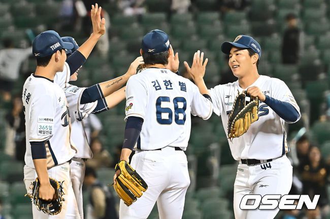 [OSEN=울산, 이석우 기자] 22일 울산 문수야구장에서 2025 신한 SOL 뱅크 KBO 리그 NC 다이노스와 한화 이글스의 경기가 열렸다. 홈팀 NC는 김녹원이, 방문팀 한화는 폰세가 선발로 나섰다.NC 다이노스 선수들이 한화 이글스에 4-3으로 승리한 후 하이파이브를 하고 있다. 2025.05.22 / foto0307@osen.co.kr