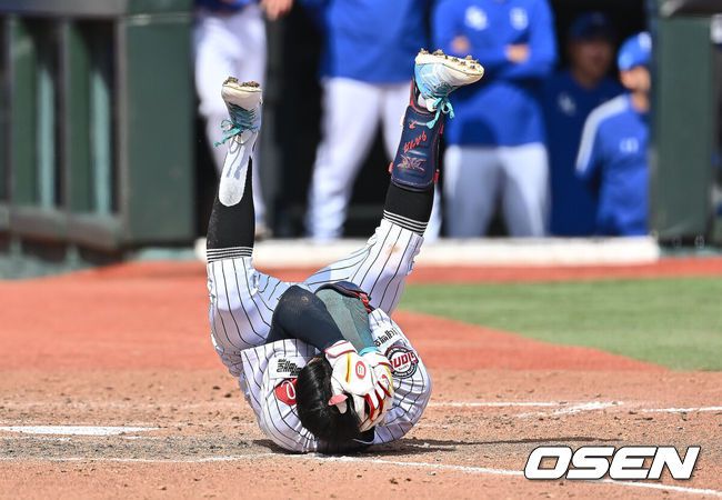 [OSEN=부산, 이석우 기자] 18일 부산 사직야구장에서 2025 신한 SOL 뱅크 KBO 리그 롯데 자이언츠와 삼성 라이온즈의 경기가 열렸다. 홈팀 롯데는 데이비슨, 방문팀 삼성은 이승현이 선발 출전했다. 롯데 자이언츠 장두성이 5회말 삼성 라이온즈 이승현의 투구에 머리를 맞고 괴로워하고 있다. 2025.05.18 / foto0307@osen.co.kr